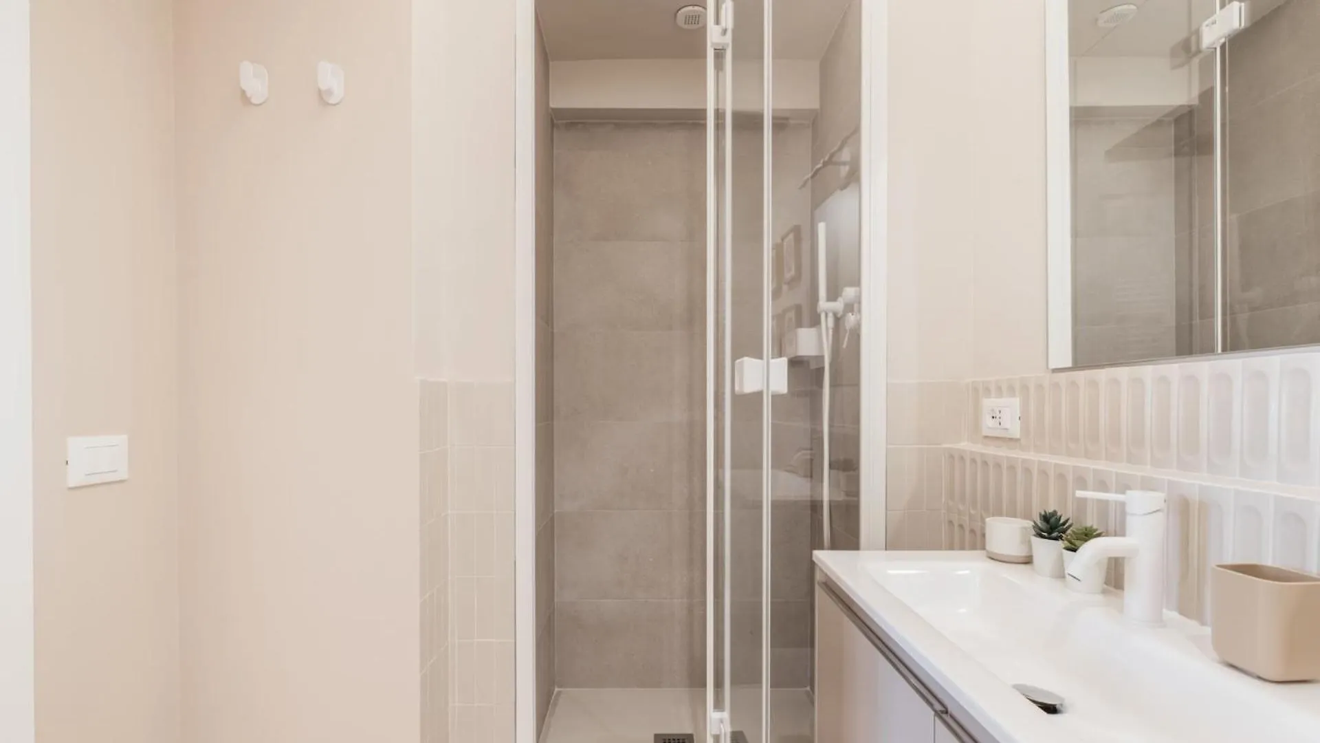The Best Rent - Modern Two-Bedroom Apartment In Esquilino Area Rome