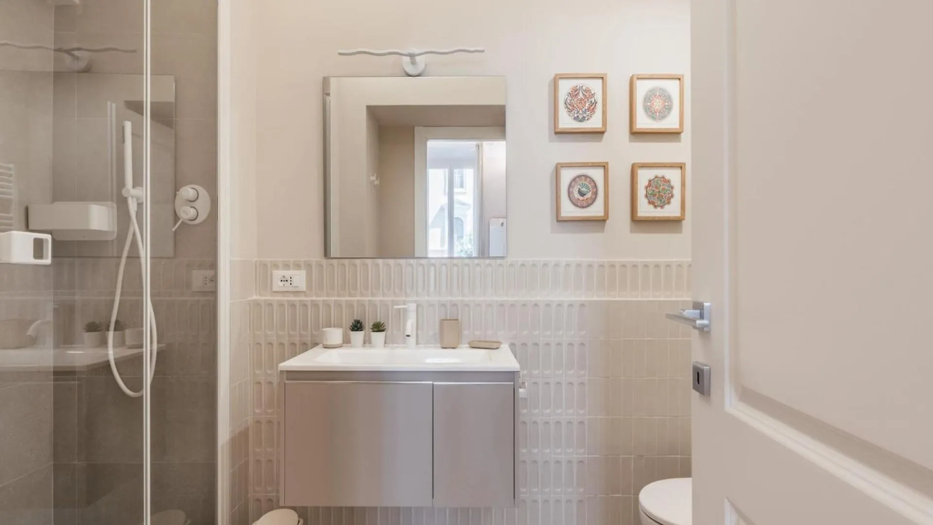 The Best Rent - Modern Two-Bedroom Apartment In Esquilino Area Rome 0*,
