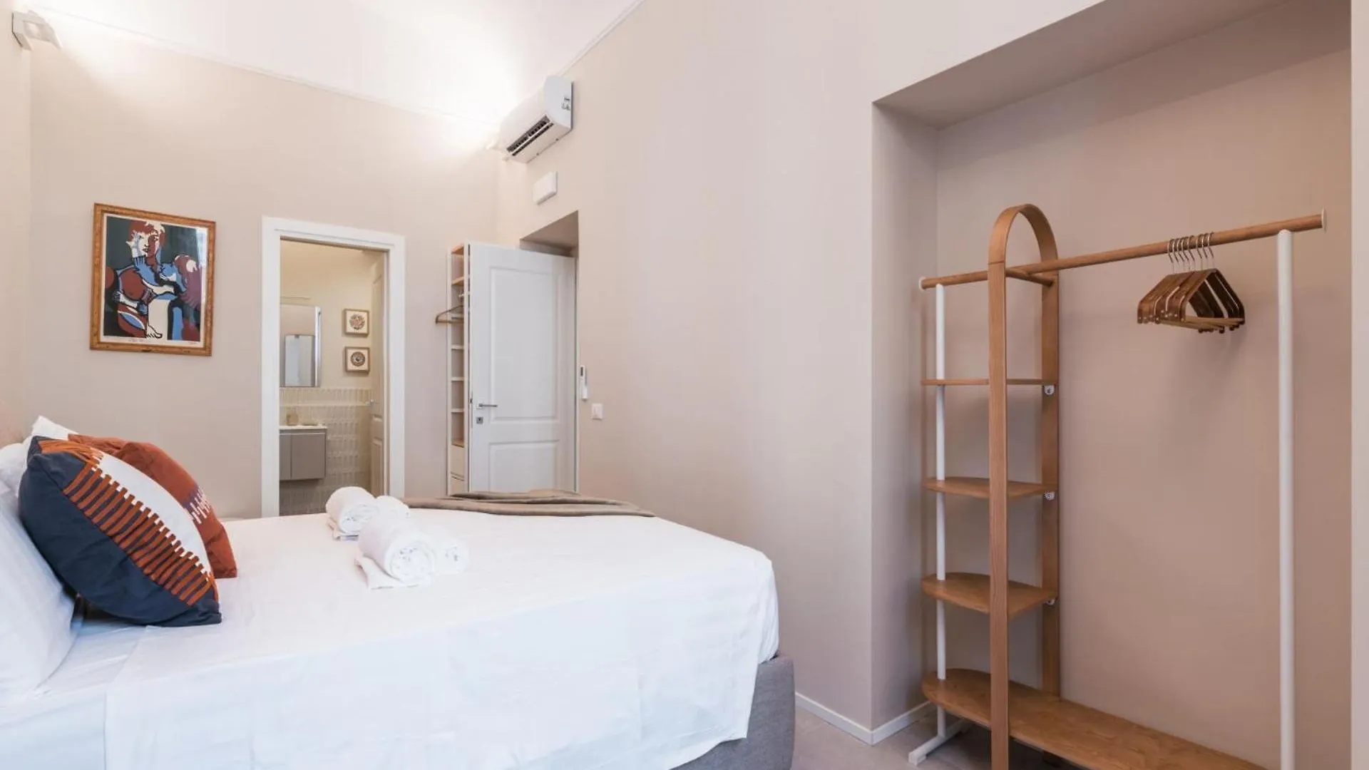 The Best Rent - Modern Two-Bedroom Apartment In Esquilino Area Rome